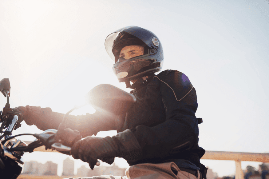 Motorcyklist som bär skyddsutrustning