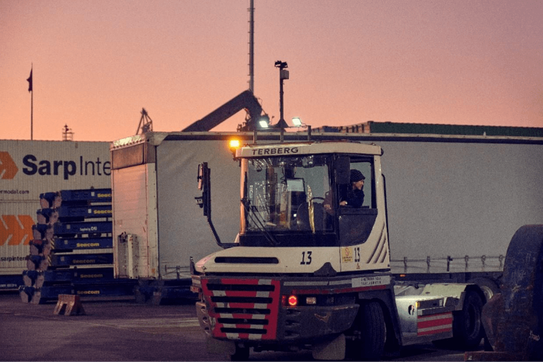 Terminal, terminal worker