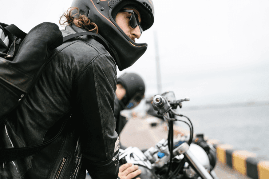 Motorcyklister vid vattnet