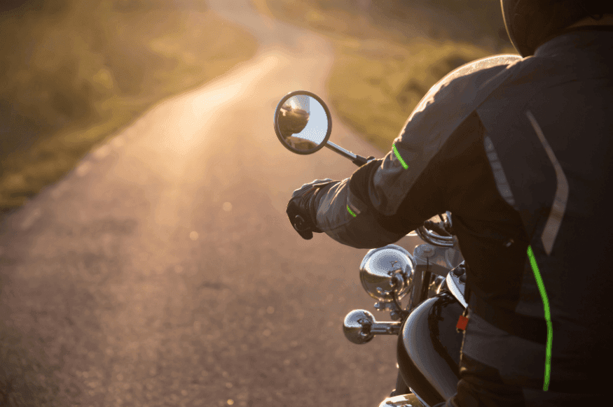 Motorcyklist på öppen väg