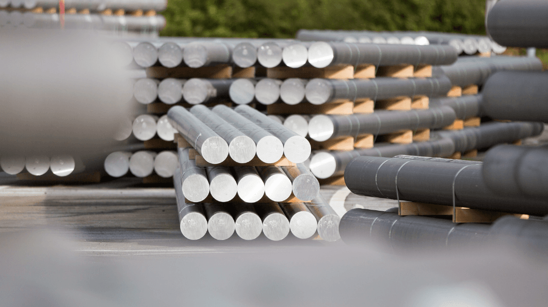 Pilas de tubos metálicos de la industria metalúrgica.