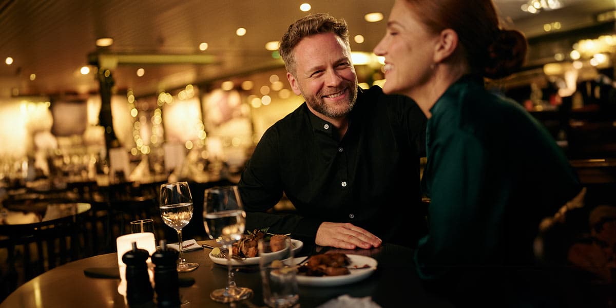 Par hygger seg i restaurant om bord