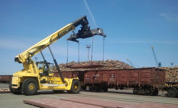 DFDS Logistics crane loading metal sheets into a boxcar