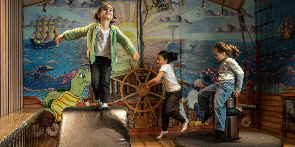 Niños jugando en la Isla del Pirata (Pirate's Island)