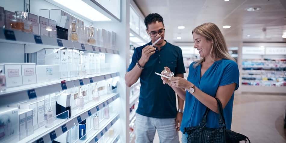 Koppel aan het shoppen aan boord