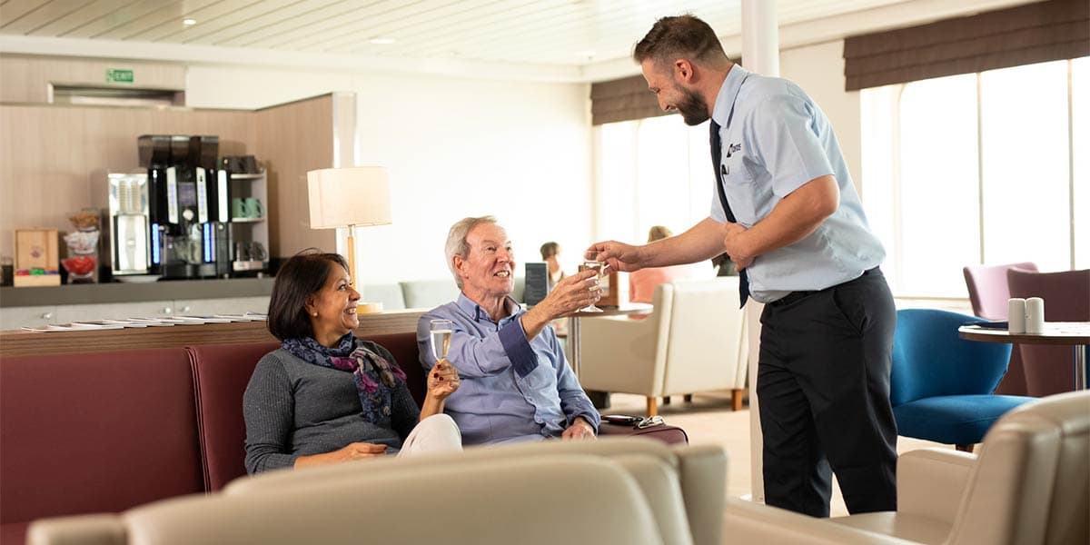 Una pareja en el Premium Lounge